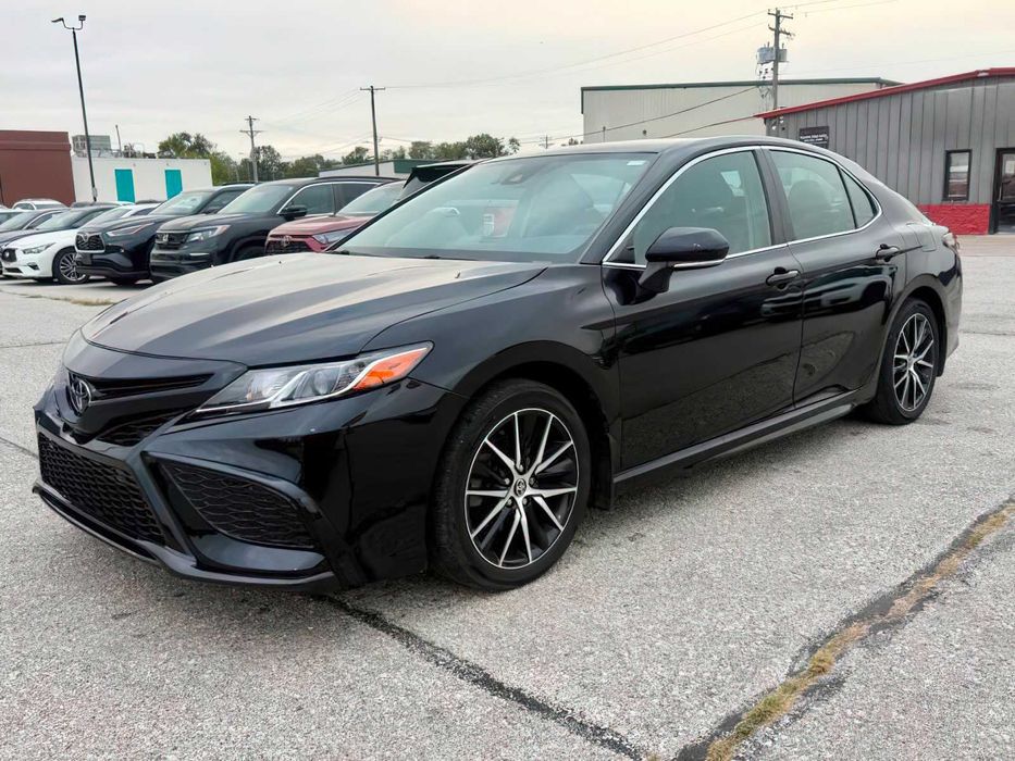 Toyota Camry      2023