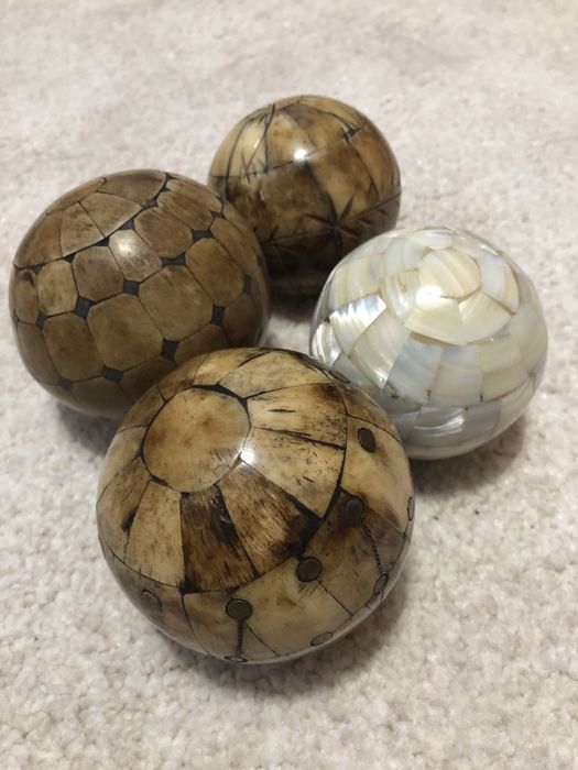 Conjunto de 4 bolas em madreperola e madeira para decoracao