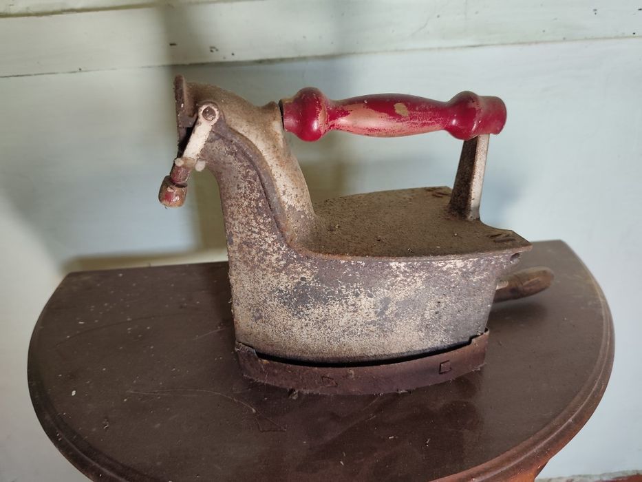 Ferro de engomar de ferro antigo