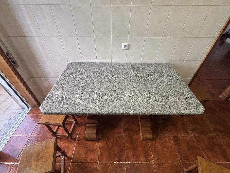 Mesa de cozinha com 6 bancos