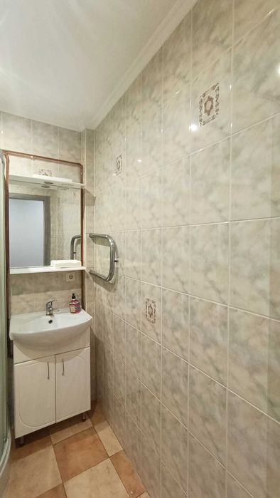 Офіс (3 кабінети). Перший поверх. Світло. Метро Звіринецька 2 хвилини.