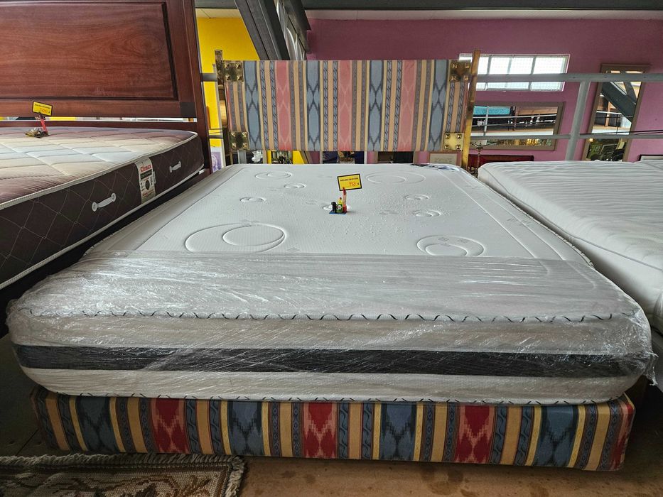 Excelente cama - Marca Molaflex - Com colchão recente - óptimo estado geral