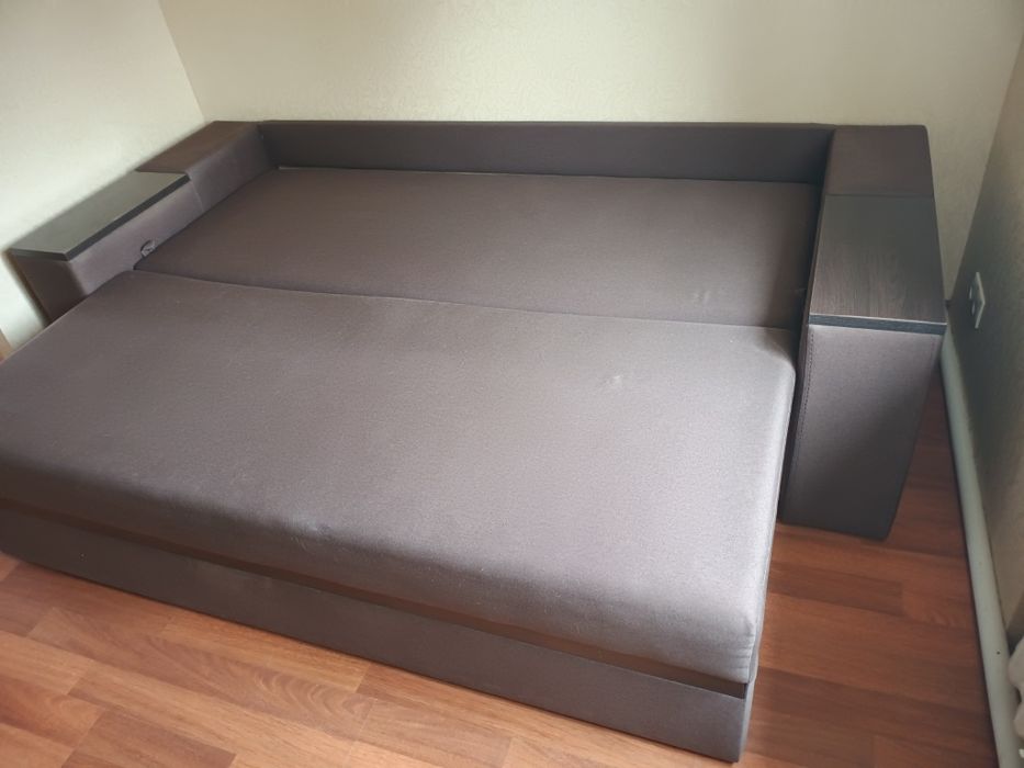 Продам диван  коричневого кольору,б/в