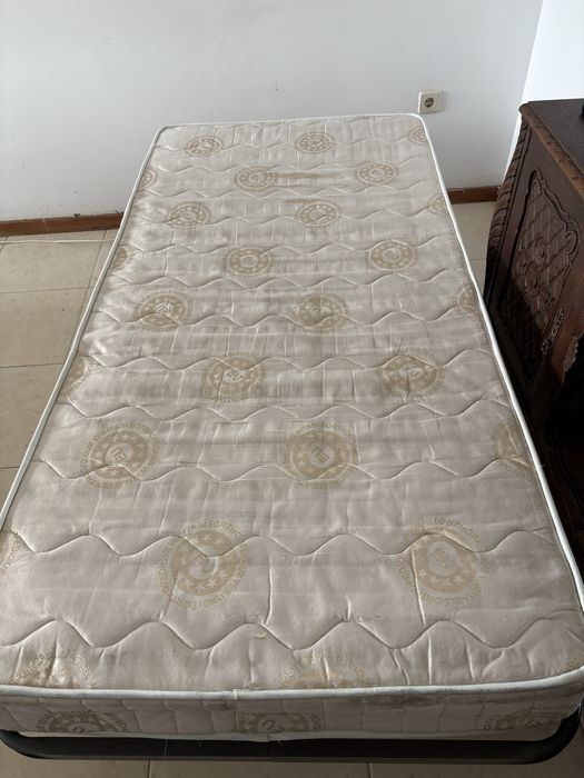 Estrado e colchao de solteiro