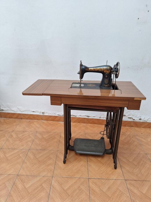 Máquina de costurar antiga, marca Singer
