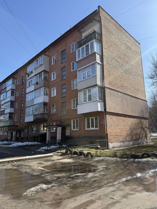 Продаж 2-х кімнатна на Амосова район міської лікарні