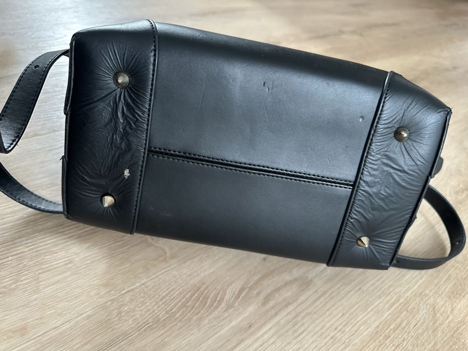 Uzywana torebka czarna givenchy na pasku czerwona gwiazda