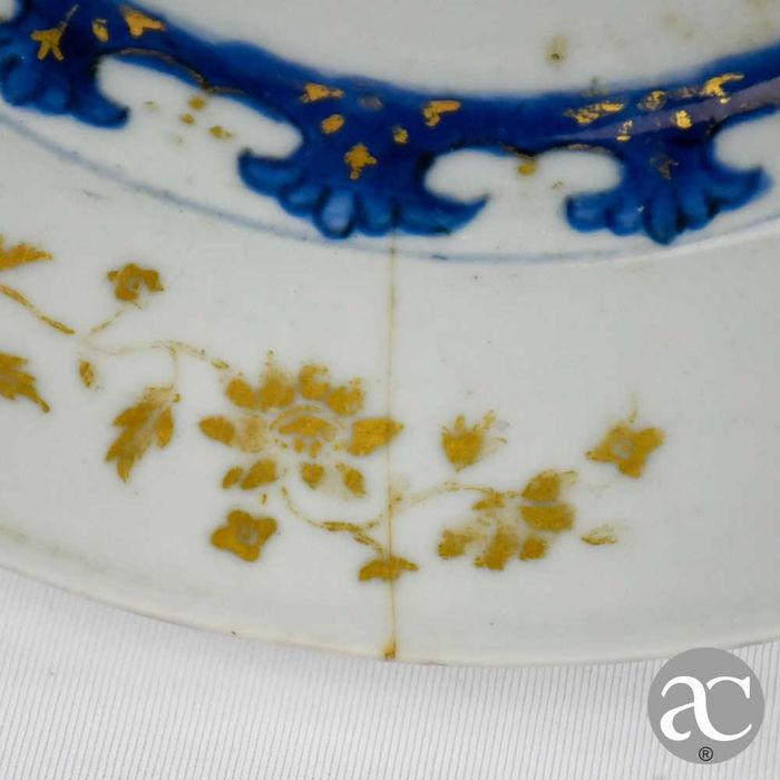 Prato em porcelana China período Qianlong, séc. XVIII, Azul e Dourados