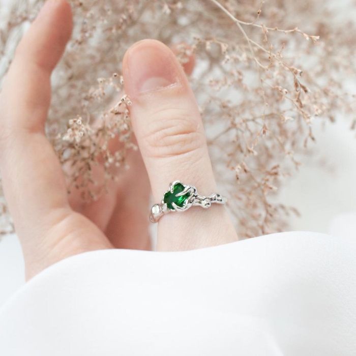 Anel Boho com Pedra Verde – Design Natural Minimalista Ajustável