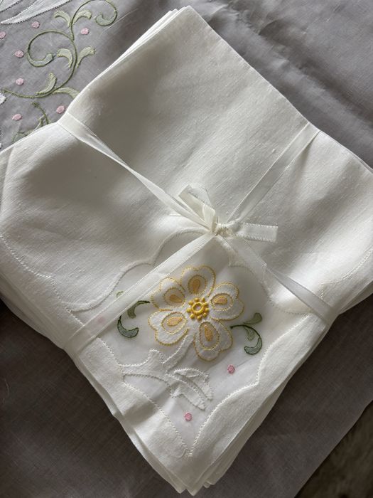 Toalha de mesa em linho e organdy com bordado da Madeira