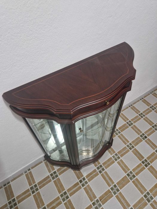 Vitrine em madeira clássica