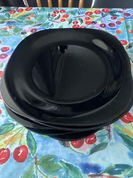 10 стильних міцних чорних тарілок