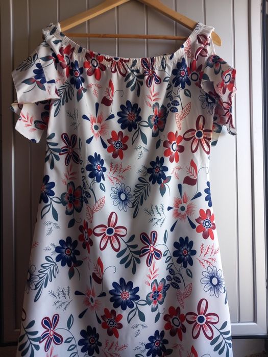 Varios vestidos como novos