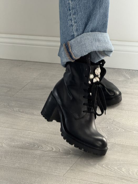 Ботильйони чорні з металевими вставками на шнурівці на каблуку