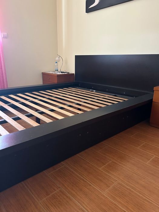 Cama preta com estrado
