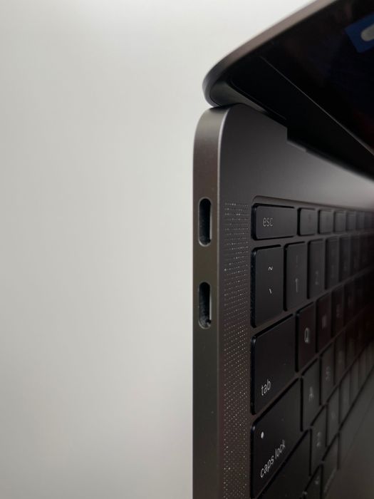 MacBook Pro 13" (2017) • 16GB RAM • 256GB SSD • Bardzo dobry stan