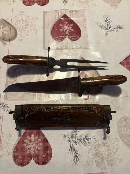 Conjunto Antigo de Trinchar com Suporte em Madeira Entalhada
