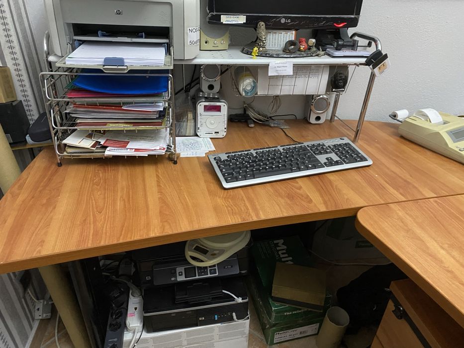 Secretarias de direccao+gaveta+ 3 armarios + mesa de centro +