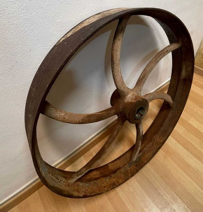 Roda antiga,  em ferro maciço