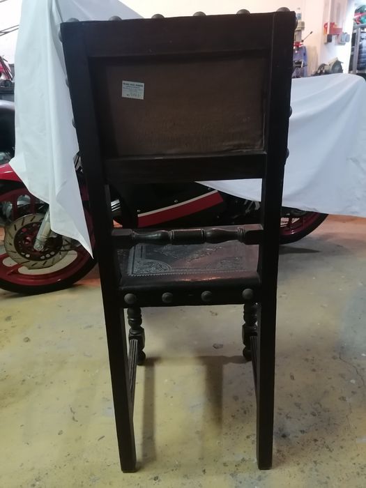 50€ pelo Conjunto 8 Cadeiras com couro e taxas