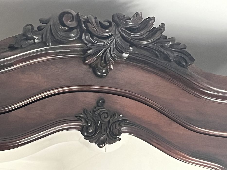 Guarda-roupa antigo com espelho