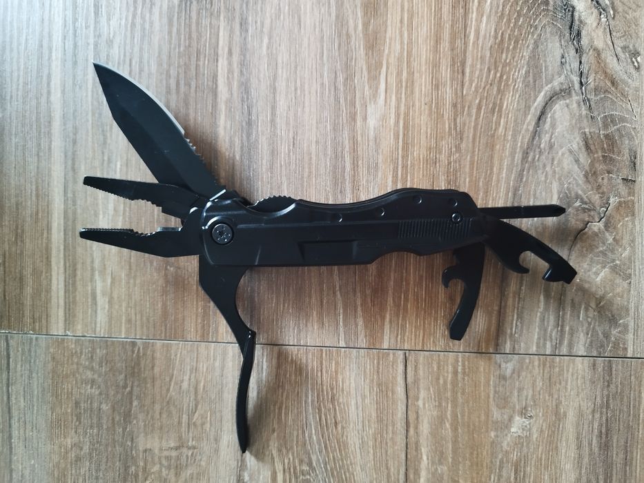 Multitool scyzoryk skladany