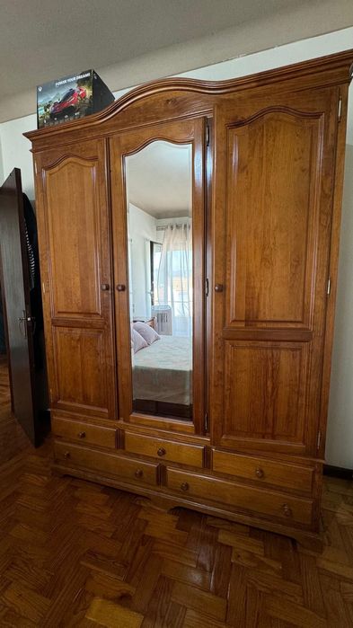 Vendo Conjunto Cama,Colchão, Cabaceira e Guarda roupa.