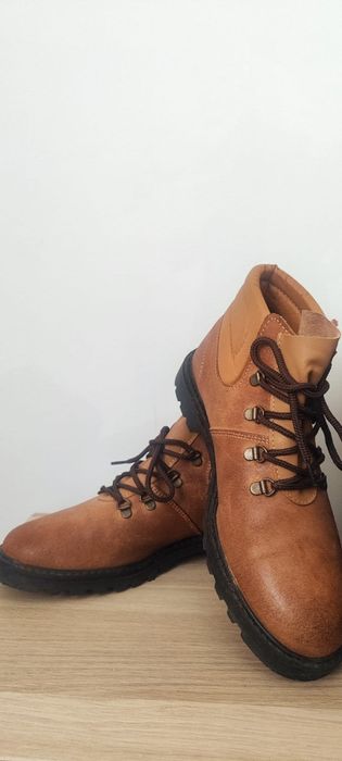 Botas em pele, feitas à mão