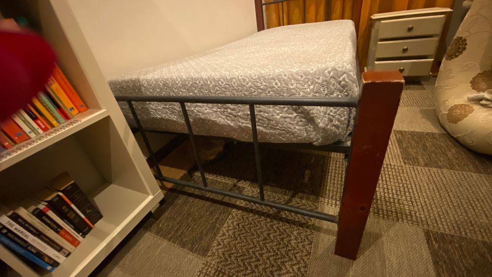 Cama individual com colchão