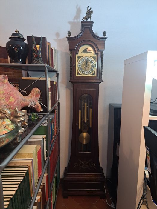 Magnífico relógio de pé em madeira maciça toque com melodias religiosa