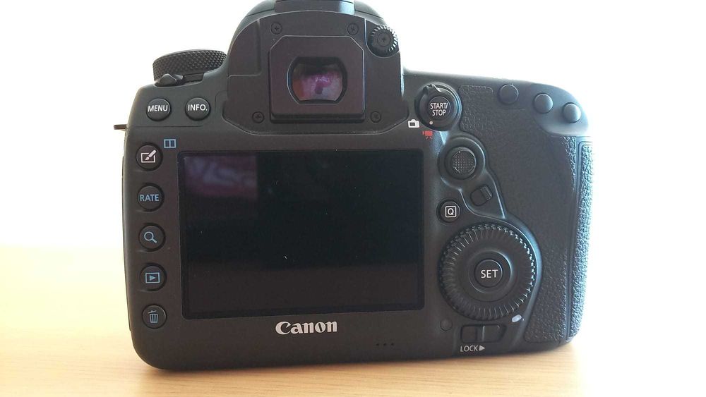 Canon 5D Mark IV com caixa  e 2 baterias