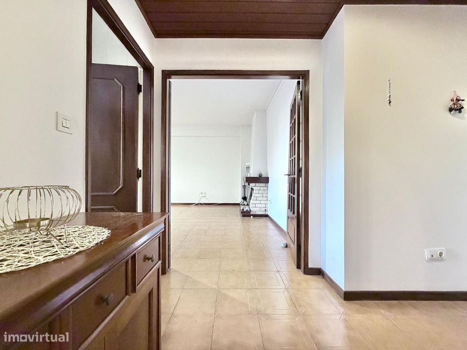 Apartamento T4 para arrendamento, situado na Rua Cândido de Oliveira