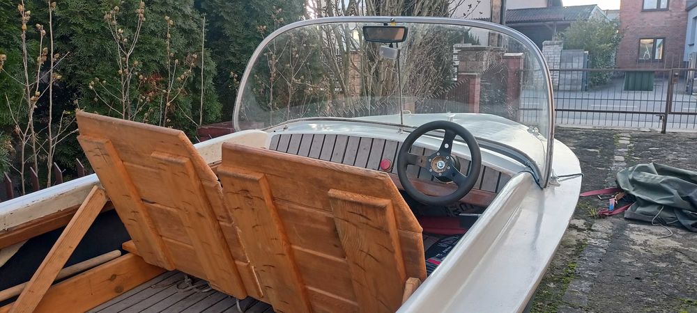 Motorówka z silnikiem i przyczepą łódź