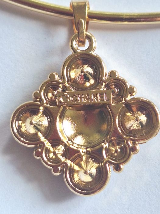 Piekny choker z logowanym wisiorkiem