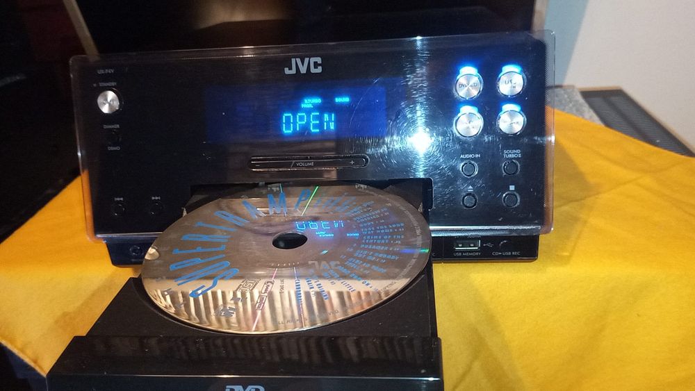 Amplificador com leitor de CDs e DVD's e pen