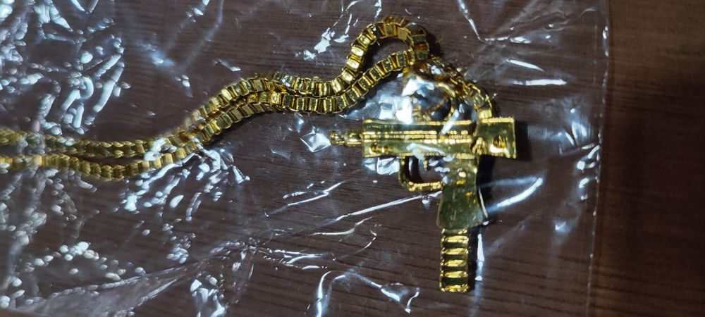 Conjunto Colares Uzi Dourado e Prateado novos
