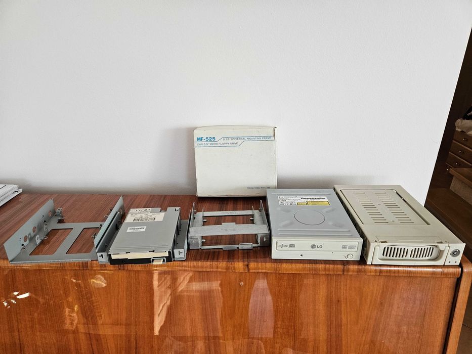 kieszenie floppy, kieszeń na dysk wysuwana, nagrywarka