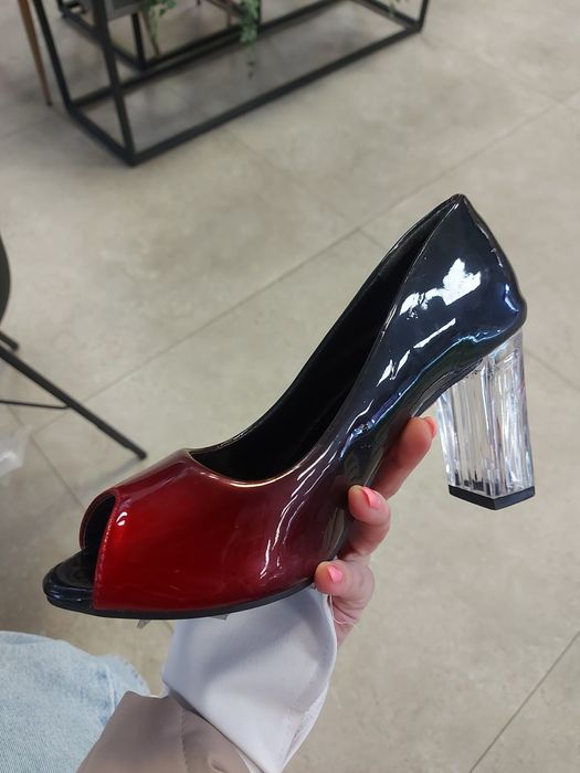 Нові лакові туфлі