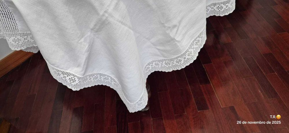 Toalha de linho antigo com bordado e aplicação em renda