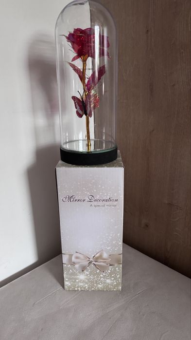Roza led z lusterkiem i batetiami w opakowaniu