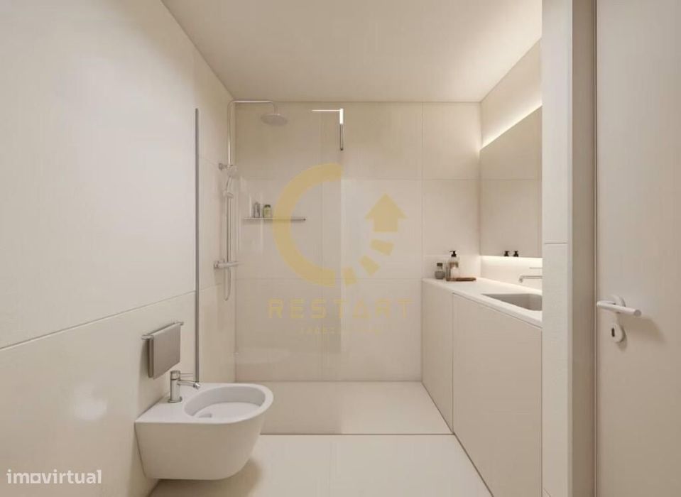 Studio T0 com varanda e lugar de garagem em Costa Cabral