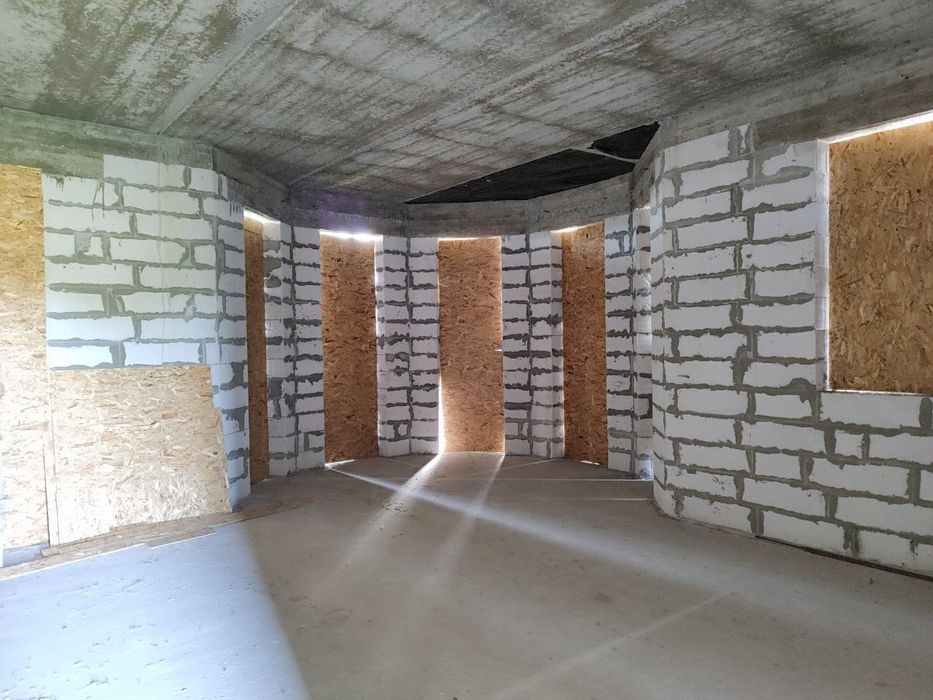 Просторий будинок у зручному районі!