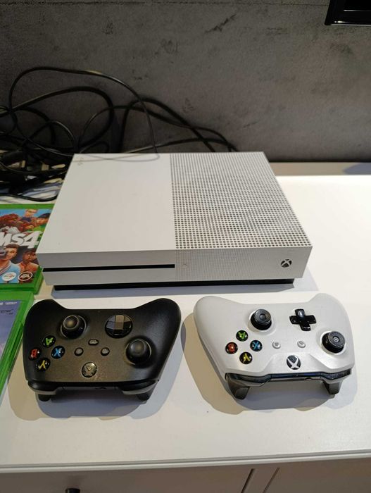 XBOX One S + 2 pady + kinect + 8 gier