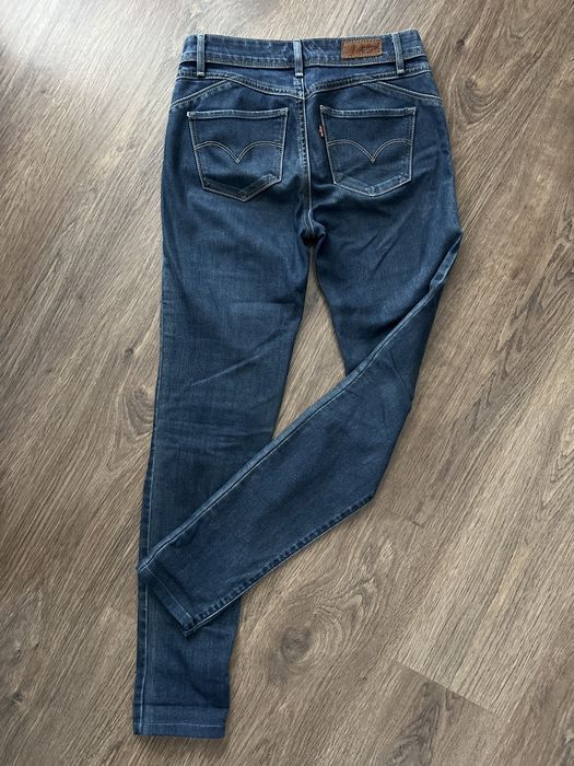 Spodnie damskie dzinsy Levis Skinny 24