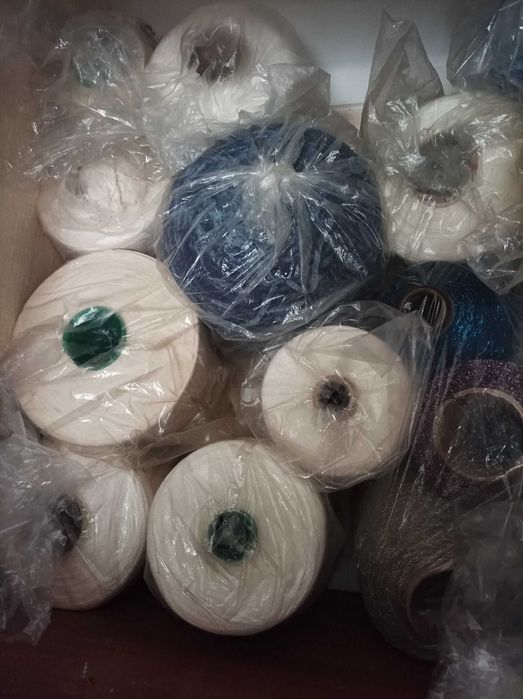 Vários novelos / bobines cores 3,5,10 e 20 euros