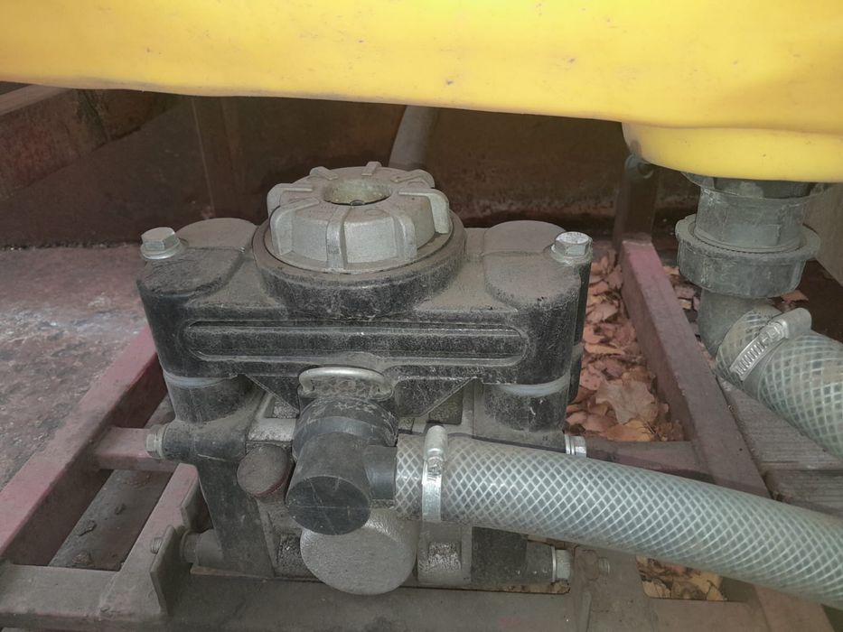 Навісний оприскувач на 800 літрів