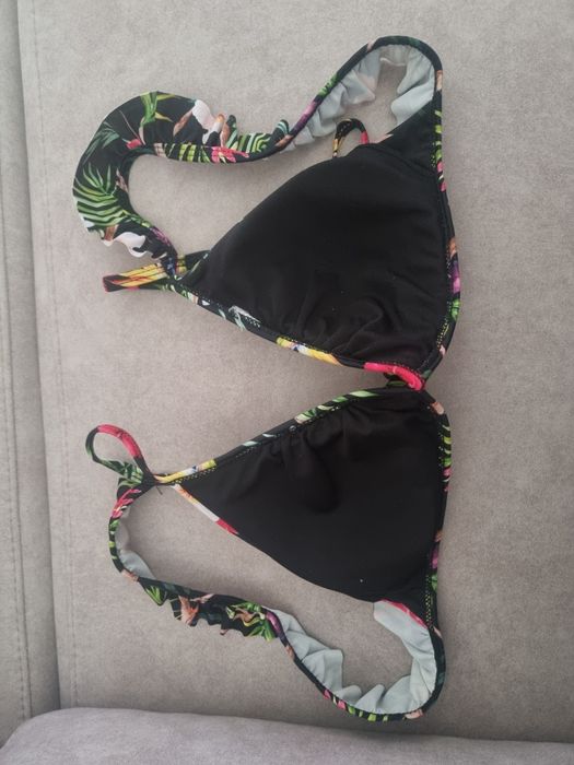 Bikini preto com padrão tropical