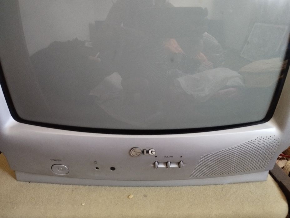 Televisão antiga a funcionar com TDT