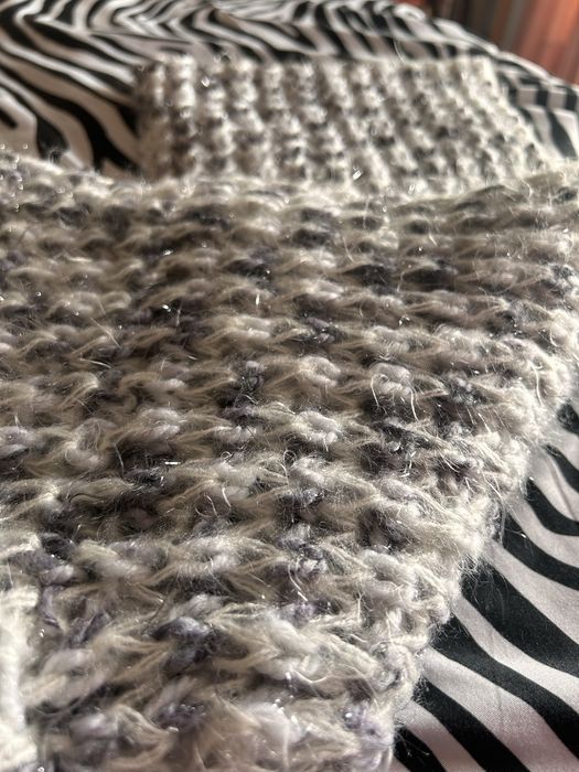 Gola na cor cinzento e branco