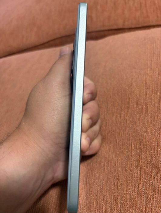 Smartphone Xiaomi Redmi Note 14 5G em tom verde